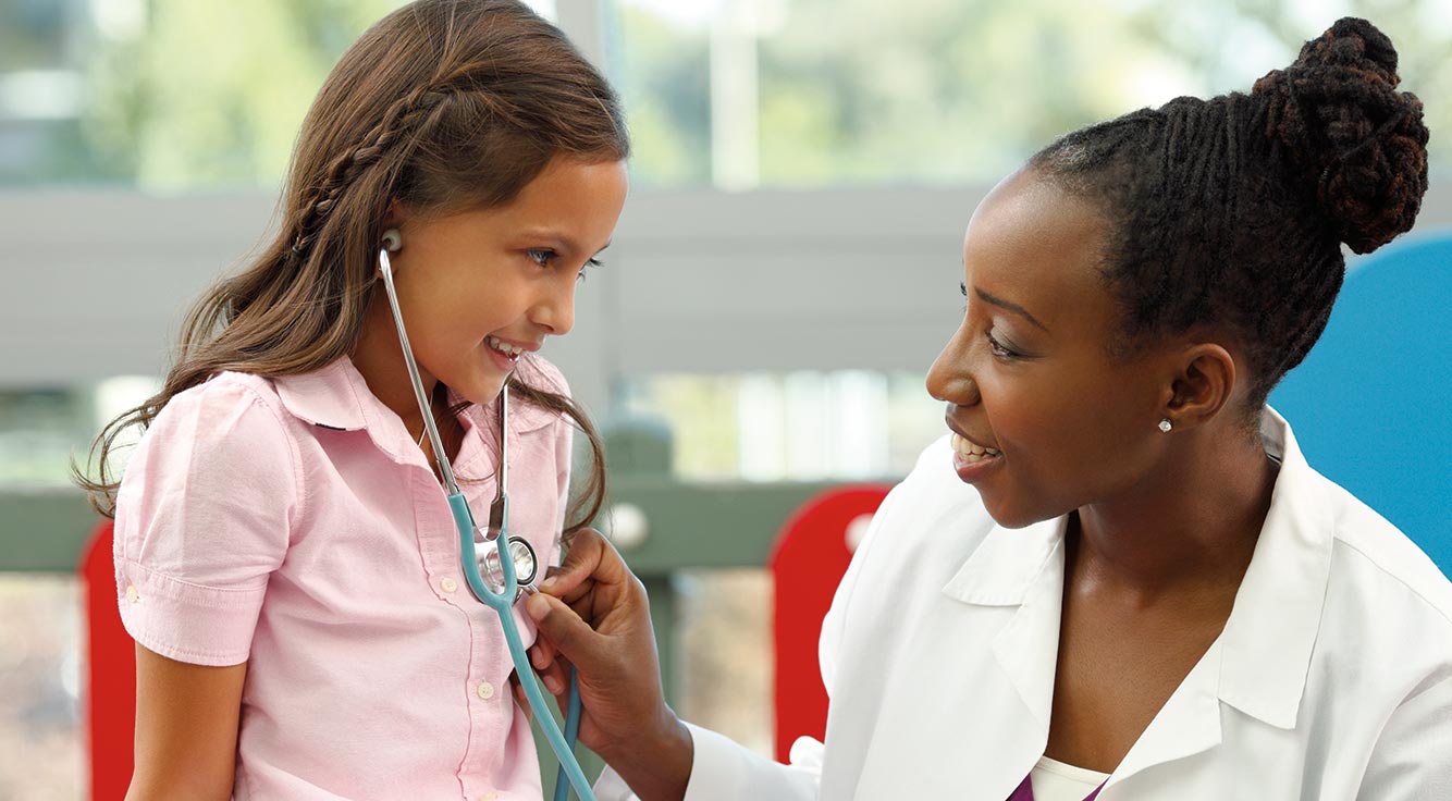 Video of April Ikeda, a doctor lets a girl try her stethoscope.